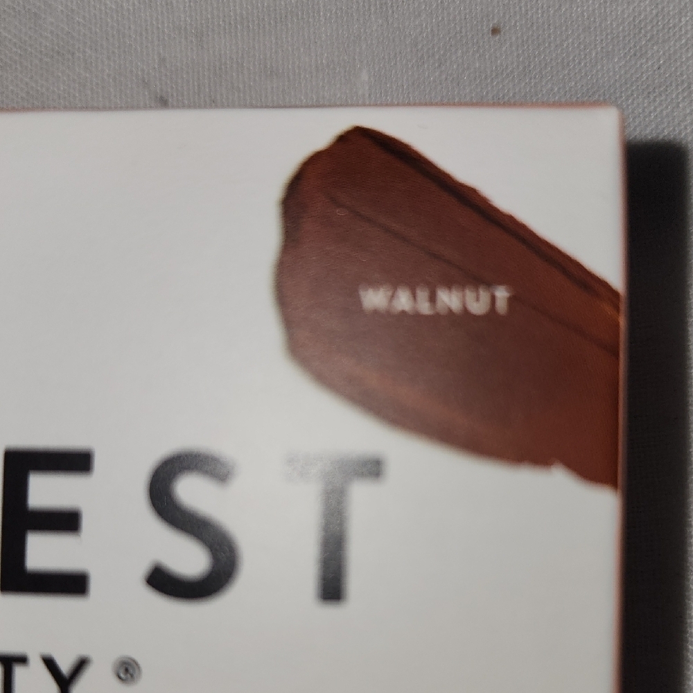 Flawless Brown Foundation for Natural Makeup Finish - Picture 5 of 8